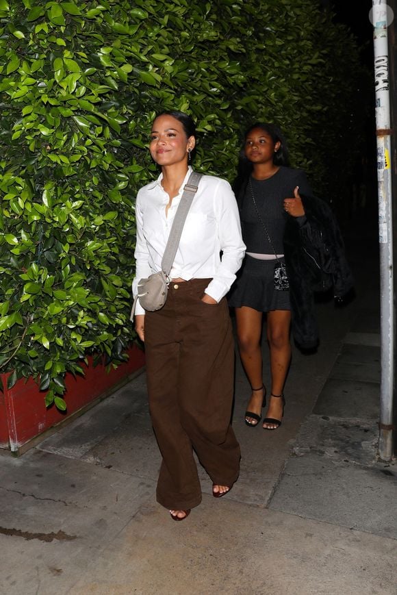 Certaines pièces sont incontournables : robe longue, pantalon en lin, jupe portefeuille ou blazer oversize pour combiner confort et style.

EXCLUSIF Santa Monica, CA La chanteuse/actrice Christina Milian et M. Pokora, ainsi que leurs deux enfants, quittent le restaurant italien Giorgio Baldi après avoir dîné avec l'ancien basketteur professionnel Tony Parker à Santa Monica. Christina porte un pantalon marron et une chemise blanche boutonnée.

Backgrid USA / Bestimage
