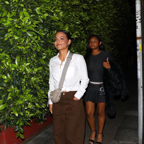 Certaines pièces sont incontournables : robe longue, pantalon en lin, jupe portefeuille ou blazer oversize pour combiner confort et style.

EXCLUSIF Santa Monica, CA La chanteuse/actrice Christina Milian et M. Pokora, ainsi que leurs deux enfants, quittent le restaurant italien Giorgio Baldi après avoir dîné avec l'ancien basketteur professionnel Tony Parker à Santa Monica. Christina porte un pantalon marron et une chemise blanche boutonnée.

Backgrid USA / Bestimage