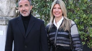 Nikos Aliagas et Tina Grigoriou tactiles et assortis au défilé Elie Saab face à Georgina Rodriguez dans une tenue à plumes