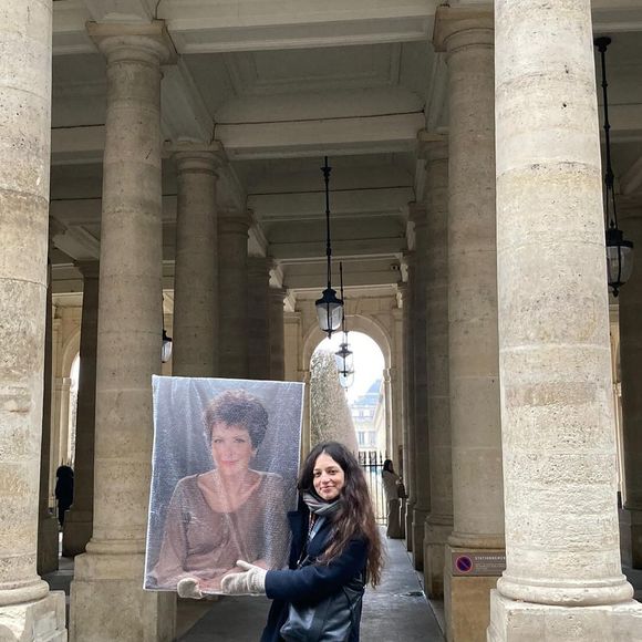Les filles de Catherine Laborde ont récupéré ce portrait après les obsèques

Catherine Laborde est décédée il y a un mois à l'âge de 73 ans, sa fille Gabrièle a publié un message sur Instagram et plusieurs photos de famille. Le 1er mars 2025.