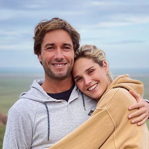 C’est une sortie bien plus originale qu’ont connue les deux jeunes époux, puisque leurs proches les ont attendus avec des planches de surf en main, comme nous pouvons le constater sur la vidéo partagée par Romain Laulhé sur son compte Instagram.

Camille Lou et son amoureux le sportif Romain Laulhe, fous amoureux sur Instagram.