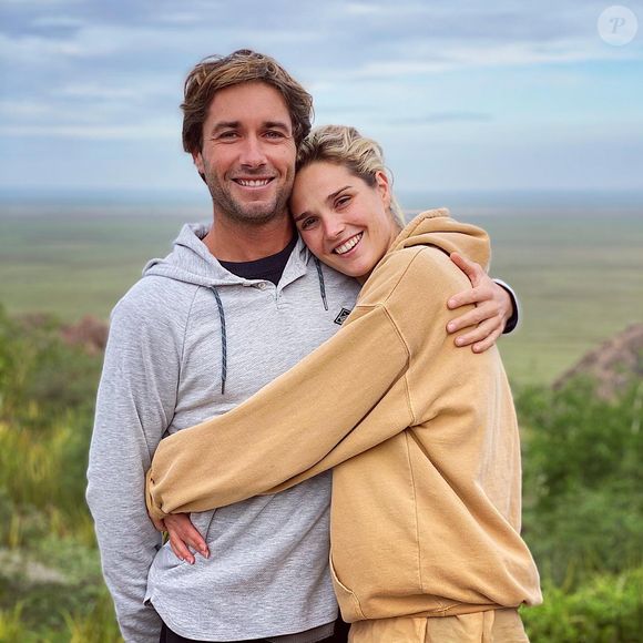 C’est une sortie bien plus originale qu’ont connue les deux jeunes époux, puisque leurs proches les ont attendus avec des planches de surf en main, comme nous pouvons le constater sur la vidéo partagée par Romain Laulhé sur son compte Instagram.

Camille Lou et son amoureux le sportif Romain Laulhe, fous amoureux sur Instagram.