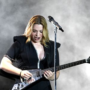 Dans un entretien à "Gala", elle a révélé que ses cheveux sont naturellement très différents.

Santa, chanteuse, autrice, compositrice et productrice niçoise, en concert sur la scène Masséna durant la dernière soirée du Nice Jazz Fest 2025, le 27 juillet 2025. © Bruno Bebert/Bestimage