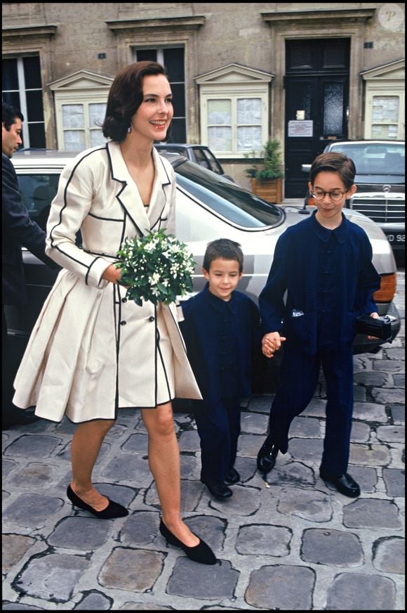 Carole Bouquet et ses deux fils Dimitri et Louis le jour de son mariage avec Jacques Leibowitch en 1991 © Agence Bestimage