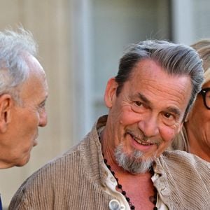 "Là où Florent Pagny s'est installé, c'était un lieu sacré de cérémonie", a-t-elle dénoncé au micro de France Inter mercredi 3 juin. 
Florent Pagny, guest - Personnalités à la sortie de la cérémonie de remise de légion d'honneur de Jean-Paul Bigard, Pdg de l'entreprise éponyme, au palais de l'Elysée à Paris le 27 mai 2026. © Christian Liewig / Bestimage