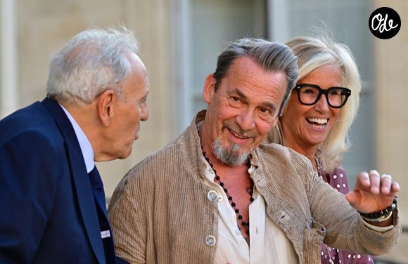 "Là où Florent Pagny s'est installé, c'était un lieu sacré de cérémonie", a-t-elle dénoncé au micro de France Inter mercredi 3 juin. 
Florent Pagny, guest - Personnalités à la sortie de la cérémonie de remise de légion d'honneur de Jean-Paul Bigard, Pdg de l'entreprise éponyme, au palais de l'Elysée à Paris le 27 mai 2026. © Christian Liewig / Bestimage