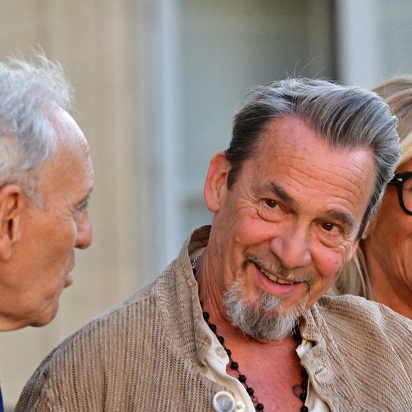 "Là où Florent Pagny s'est installé, c'était un lieu sacré de cérémonie", a-t-elle dénoncé au micro de France Inter mercredi 3 juin. 
Florent Pagny, guest - Personnalités à la sortie de la cérémonie de remise de légion d'honneur de Jean-Paul Bigard, Pdg de l'entreprise éponyme, au palais de l'Elysée à Paris le 27 mai 2026. © Christian Liewig / Bestimage