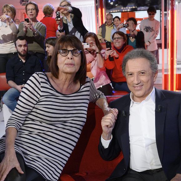 Ce geste discret a pris une résonance particulière après la perte de cette femme essentielle dans la vie de l’animateur.

Françoise Coquet et Michel Drucker - Enregistrement de l'émission "Vivement Dimanche" à Paris. Photo par COADIC GUIREC / BESTIMAGE