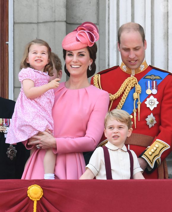 C'est notamment le cas lors de Trooping the colour... 

Catherine, duchesse de Cambridge, la princesse Charlotte, le prince George et le prince William Le duc de Cambridge assiste au défilé des couleurs sur le Mall, à Londres, au Royaume-Uni, le 17 juin 2017, alors que la reine célèbre son anniversaire officiel. Photo by Doug Peters/PA Wire/ABACAPRESS.COM