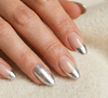 Si la tendance "Clean Nails" vous lasse, la French chromée argentée est la tendance forte de 2026 pour pimenter votre manucure.

Manucure French chrome argentée