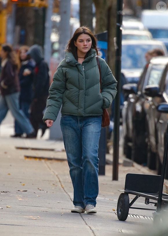 Il s'occupe des frais de scolarité de sa fille Suri à l'université Carnegie Mellon

New York, NY - EXCLUSIF - Suri Cruise est arrivée au Barrymore Theatre pour voir sa mère, Katie Holmes, jouer dans « Our Town » pour son anniversaire.
Backgrid USA / Bestimage