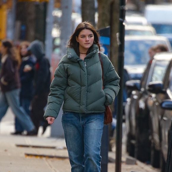 Il s'occupe des frais de scolarité de sa fille Suri à l'université Carnegie Mellon

New York, NY - EXCLUSIF - Suri Cruise est arrivée au Barrymore Theatre pour voir sa mère, Katie Holmes, jouer dans « Our Town » pour son anniversaire.
Backgrid USA / Bestimage