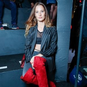 Depuis la naissance de son deuxième fils en avril 2025, elle se fait plutôt discrète en postant de temps à autre quelques photos de sa vie de maman sur les réseaux sociaux.

Ilona Smet - People au défilé Etam Live Show 2021 à l'Opéra Garnier à Paris le 4 octobre 2021.

© Cyril Moreau / Rachid Bellak / Bestimage