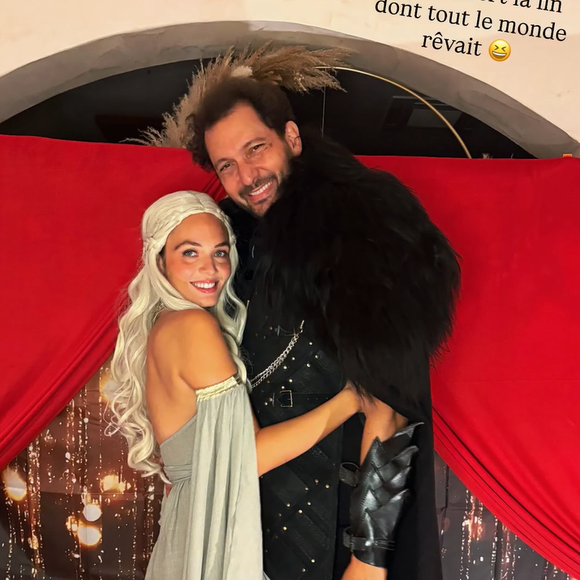 Eric Antoine était en Jon Snow, armure et fourrure noire sur les épaules, Gennifer Demey est arrivée somptueuse en Daenerys Targaryen de la série "Game of Thrones".

Gennifer Demey célèbre les 30 ans de Lena Stachurski (Miss Languedoc 2015) avec Eric Antoine - samedi 27 septembre 2025 © Instagram