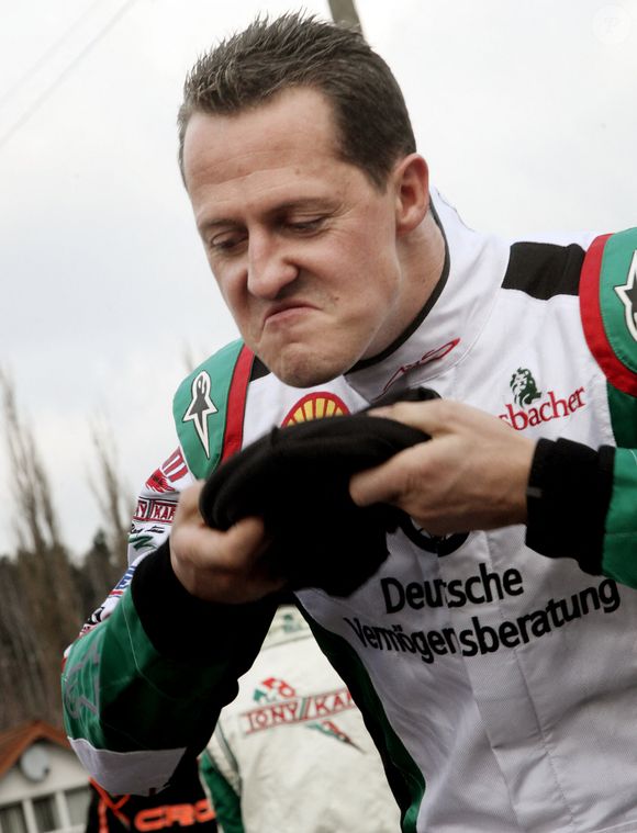 L'ancien pilote de Formule 1 allemand Michael Schumacher pilote un kart pendant la Winter Cup organisée par le Kart-Club à Kerpen, Allemagne, le 13 décembre 2009. Le champion de Formule 1 pourrait revenir sur la scène de la Formule 1 en 2010 en tant que pilote de la nouvelle équipe Mercedes Benz. Plusieurs sources ont rapporté au cours du week-end que Schumacher avait conclu un accord oral concernant un contrat de pilote d'un an avec Merecedes. Photo par Felix Heyder/DPA/Cameleon/ABACAPRESS.COM