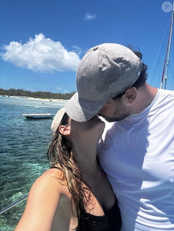 Eric Antoine et Gennifer Demey savourent les beautés de l'île.

Eric Antoine et Gennifer Demey en voyage de noces. Photo publiée sur Instagram le 9 mai 2026. Instagram/Gennifer Demey