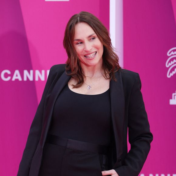 L'actrice s'est rapproché du lieu de tournage de la fiction de TF1 en quittant Paris pour s'installer dans le département de l'Hérault

Vanessa Demouy - Soirée d'ouverture de la 7ème saison de "CanneSeries" à Cannes le 5 avril 2024. © Denis Guignebourg/Bestimage