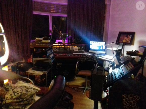Exclusif -  Le chanteur Christophe (Daniel Bevilacqua) dans son appartement parisien avec des amis le 29 et 30 juillet 2019
© Philippe Baldini / Bestimage
