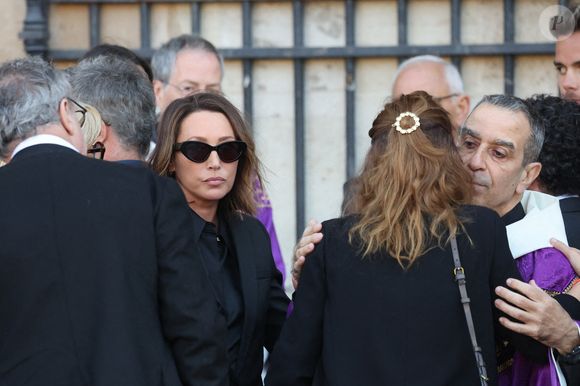 La regrettée comédienne sera ensuite inhumée dans la plus stricte intimité familiale.

Laura Smet - Obsèques de Nathalie Baye en l'église Saint-Sulpice à Paris le 23 avril 2026. © Dominique Jacovides - Coadic Guirec / Bestimage