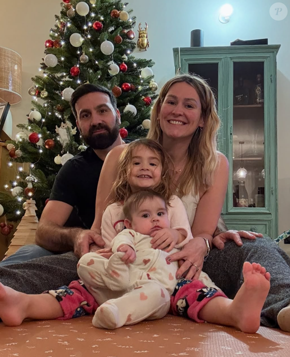 Photo : Laure et Matthieu de "Mariés au premier regard" avec leurs filles Rose et Lya, décembre 2024 - Purepeople