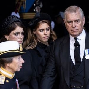 La princesse Anne, la princesse Eugenie d'York, la princesse Beatrice d'York et le prince Andrew - Procession cérémonielle du cercueil de la reine Elisabeth II du palais de Buckingham à Westminster Hall à Londres le 14 septembre 2022.