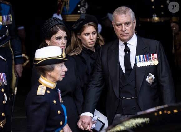 La princesse Anne, la princesse Eugenie d'York, la princesse Beatrice d'York et le prince Andrew - Procession cérémonielle du cercueil de la reine Elisabeth II du palais de Buckingham à Westminster Hall à Londres le 14 septembre 2022.