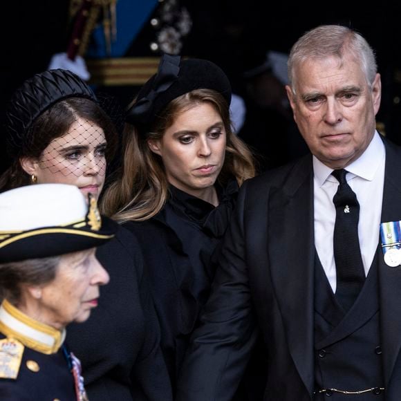 La princesse Anne, la princesse Eugenie d'York, la princesse Beatrice d'York et le prince Andrew - Procession cérémonielle du cercueil de la reine Elisabeth II du palais de Buckingham à Westminster Hall à Londres le 14 septembre 2022.