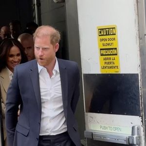 Le prince Harry, duc de Sussex et Meghan Markle, duchesse de Sussex, quittent leur hôtel par une porte dérobée à New York, le 23 avril 2025. (Backgrid USA / Bestimage).