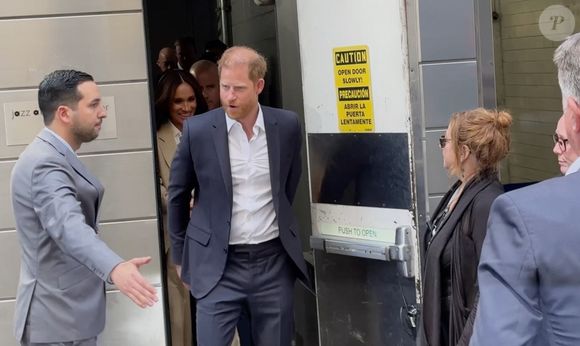 Le prince Harry, duc de Sussex et Meghan Markle, duchesse de Sussex, quittent leur hôtel par une porte dérobée à New York, le 23 avril 2025. (Backgrid USA / Bestimage).