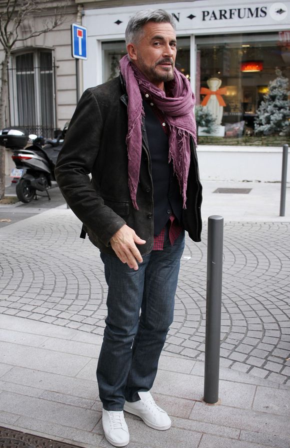 Olivier Minne à la sortie des studios de RTL à Neuilly-sur-Seine, le 18 décembre 2025.
© Jonathan Rebboah / Bestimage