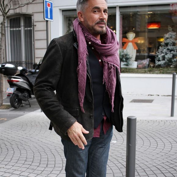 Olivier Minne à la sortie des studios de RTL à Neuilly-sur-Seine, le 18 décembre 2025.
© Jonathan Rebboah / Bestimage