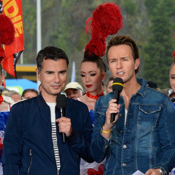Laurent Luyat et Cyril Féraud sur le départ de la deuxième étape de la 103ème édition de la course cycliste du tour de France avec les danseuses du Moulin-Rouge le 3 juillet 2016 entre Saint-Lo et Cherbourg-en-Cotentin, en Normandie le 3 juillet 2016. . © Coadic Guirec / Bestimage