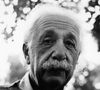 Son point de vue vient aussi de sa propre expérience d’élève curieux mais peu adapté à l’école traditionnelle.

Le 15 septembre 1950 - Princeton, NJ, États-Unis - Le professeur Albert Einstein devant sa maison de Princeton. Albert Einstein était un physicien théoricien allemand considéré comme le plus grand scientifique du XXe siècle. Il a reçu le prix Nobel de physique en 1921.  (Crédit photo : © Keystone Press Agency/ZUMA Press Wire)
