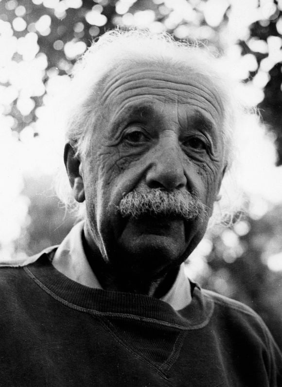Son point de vue vient aussi de sa propre expérience d’élève curieux mais peu adapté à l’école traditionnelle.

Le 15 septembre 1950 - Princeton, NJ, États-Unis - Le professeur Albert Einstein devant sa maison de Princeton. Albert Einstein était un physicien théoricien allemand considéré comme le plus grand scientifique du XXe siècle. Il a reçu le prix Nobel de physique en 1921.  (Crédit photo : © Keystone Press Agency/ZUMA Press Wire)