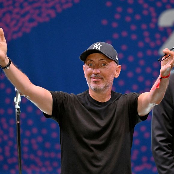 Gad Elmaleh a remis le Trophée Ferret en compagnie de Christian Estrosi, le maire de Nice, venu en famille, à la chanteuse américaine Stella Cole, après son concert sur la scène du Théâtre de Verdure durant le Nice Jazz Fest à Nice, le 21 août 2024.© Bruno Bebert / Bestimage