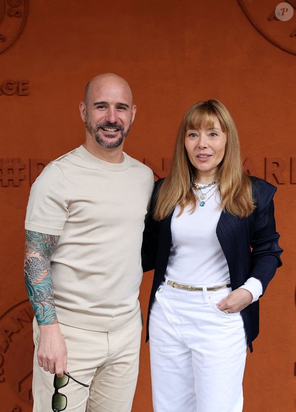 Un choix inspiré par les plus grands : JLo, Paul Newman ou Britney Spears… qui, eux aussi, ont dit "oui" dans cette ville qui ne dort jamais.

Cartman (Nicolas-Bonaventure Ciattoni) et sa femme Aurélia Crebessegues - Célébrités au village des Internationaux de France de tennis de Roland Garros 2024 à Paris le 2 juin 2024.

© Jacovides / Moreau / Bestimage