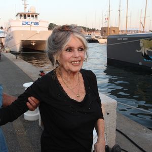 Exclusif - Brigitte Bardot et son mari Bernard d'Ormale avant qu'elle pose avec l'équipage de Brigitte Bardot Sea Shepherd, le célèbre trimaran d'intervention de l'organisation écologiste, sur le port de Saint-Tropez, le 26 septembre 2014 en escale pour 3 jours à deux jours de ses 80 ans. Cela fait au moins dix ans qu'elle n'est pas apparue en public sur le port tropézien.
© Philippe Arnassan / Nice Matin