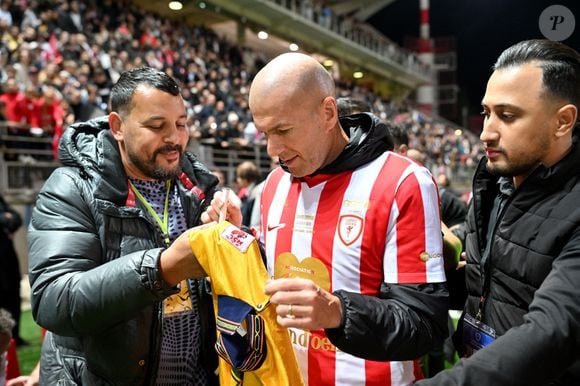 Zinedine Zidane durant la première édition du « match des légendes » opposant l'équipe des Légendes, les anciens de Cannes, à l'équipe des Etoiles avec pour capitaine Didier Deschamps, au stade Pierre de Coubertin à Cannes, le 30 octobre 2025. Les Légendes cannoises, coachées par Luis Fernandez et supportées par Zinedine Zidane qui portait les couleurs cannoises, mais qui n'a pas joué, ont remporté le match 3 à 2. Tous les bénéfices de la soirée seront reversés aux associations les Etoiles de l'Espoir, à l'association Adrien et à l'association Clin d'Oeil, qui oeuvrent pour les plus démunis et la jeunesse. © Bruno Bebert / Dominique Jacovides / Bestimage