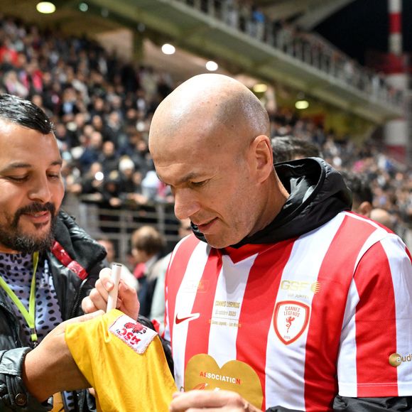 Zinedine Zidane durant la première édition du « match des légendes » opposant l'équipe des Légendes, les anciens de Cannes, à l'équipe des Etoiles avec pour capitaine Didier Deschamps, au stade Pierre de Coubertin à Cannes, le 30 octobre 2025. Les Légendes cannoises, coachées par Luis Fernandez et supportées par Zinedine Zidane qui portait les couleurs cannoises, mais qui n'a pas joué, ont remporté le match 3 à 2. Tous les bénéfices de la soirée seront reversés aux associations les Etoiles de l'Espoir, à l'association Adrien et à l'association Clin d'Oeil, qui oeuvrent pour les plus démunis et la jeunesse. © Bruno Bebert / Dominique Jacovides / Bestimage