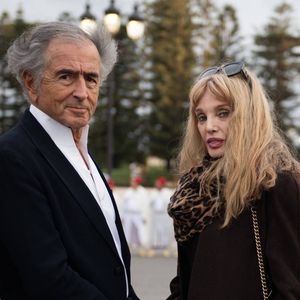 Bernard-Henri Lévy et sa femme, Arielle Dombasle accompagnant le président de la République Emmanuel Macron lors de sa visite d'Etat de trois jours au Maroc, le 28 octobre 2024. 

© Jeanne Accorsini / Pool / Bestimage