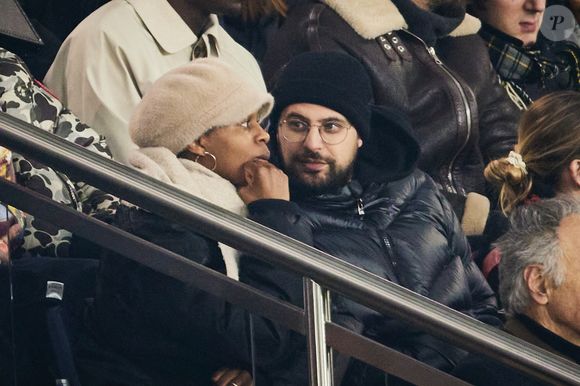 Hakim Jemili et sa femme Fadily Camara - Célébrités dans les tribunes lors du match de Ligue 1 McDonald's opposant le Paris Saint-Germain (PSG) à l'Olympique de Marseille (OM) - (3-1) au Parc des Princes à Paris le 16 mars 2025. © Cyril Moreau/Bestimage