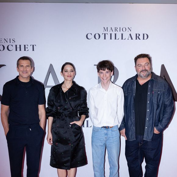 Guillaume Canet, Marion Cotillard, Hugo Trophardy et Denis Ménochet assistent à la première du film « Karma » au Pathé Palace à Paris, en France, le 13 octobre 2026. Photo de Shana Abitbol/ABACAPRESS.COM