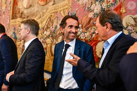Ce lundi 7 juillet, le président du comité stratégique des centres E.Leclerc a "béni" l'alliance annoncée entre Carrefour et Coopérative U. 

Dominique Schelcher, PDG de Système U, Michel Edouard Leclerc et Alexandre Bompard, PDG de Carrefour, lors de la réunion avec les acteurs de la filière carburant. - E.Borne, Première ministre, réunit les acteurs de la filière carburant à Matignon, le 26 septembre 2023. 
© Eric Tschaen / Pool / Bestimage