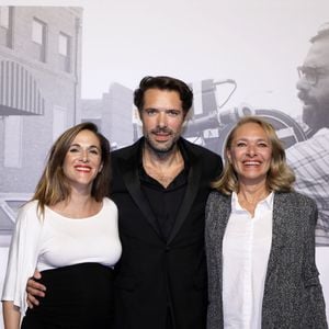 Elle a simplement légendé ce cliché avec ces mots : "Papa, maman et moi".

Victoria Bedos (enceinte), Nicolas Bedos et leur mère Joëlle Bercot - Photocall de la cérémonie d'ouverture à la Halle Tony Garnier du 11ème Festival Lumiere 2019 de Lyon le 12 octobre 2019.

© Dominique Jacovides / Bestimage