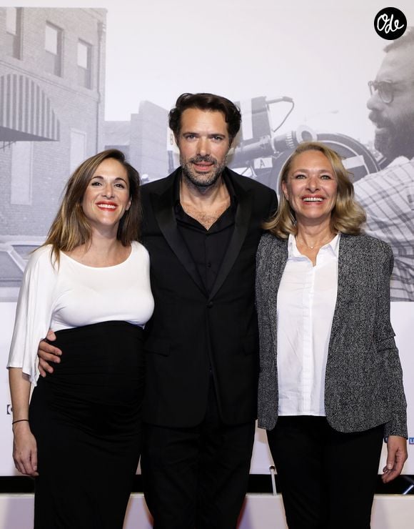 Elle a simplement légendé ce cliché avec ces mots : "Papa, maman et moi".

Victoria Bedos (enceinte), Nicolas Bedos et leur mère Joëlle Bercot - Photocall de la cérémonie d'ouverture à la Halle Tony Garnier du 11ème Festival Lumiere 2019 de Lyon le 12 octobre 2019.

© Dominique Jacovides / Bestimage