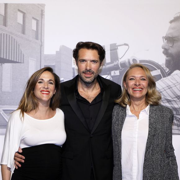 Elle a simplement légendé ce cliché avec ces mots : "Papa, maman et moi".

Victoria Bedos (enceinte), Nicolas Bedos et leur mère Joëlle Bercot - Photocall de la cérémonie d'ouverture à la Halle Tony Garnier du 11ème Festival Lumiere 2019 de Lyon le 12 octobre 2019.

© Dominique Jacovides / Bestimage