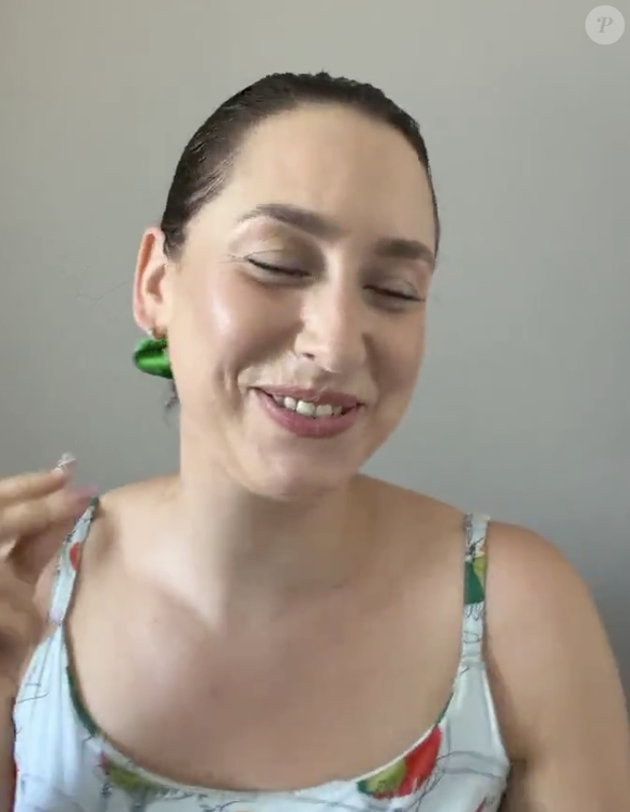 Elle y joue sur la métaphorique de "prendre son thé" pour évoquer l’idée d’être pleinement soi‑même, sans artifice ni compromis.

Compte Instagram de Jazmin Grimaldi.