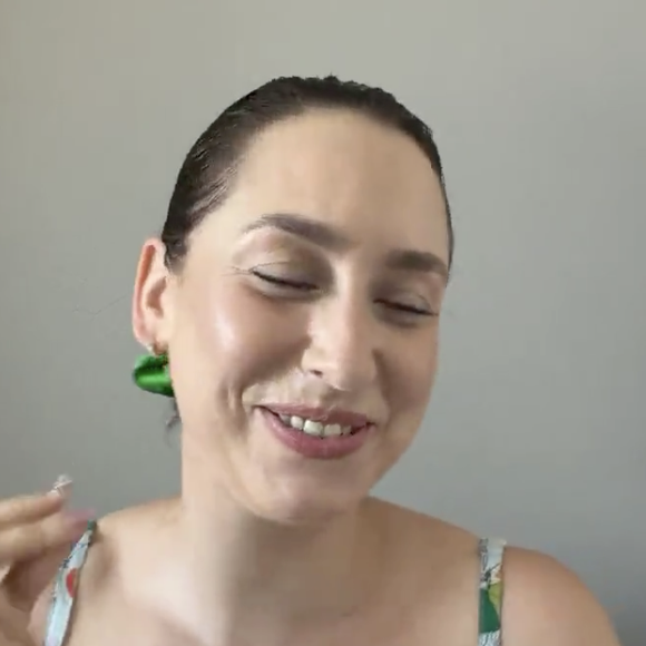 Elle y joue sur la métaphorique de "prendre son thé" pour évoquer l’idée d’être pleinement soi‑même, sans artifice ni compromis.

Compte Instagram de Jazmin Grimaldi.