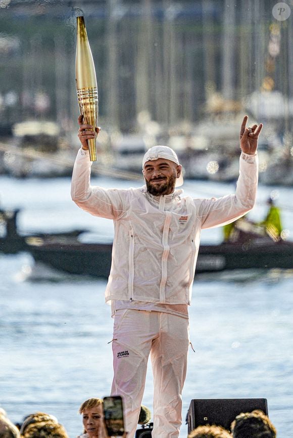 Le rappeur Jul embrase le chaudron olympique lors de la cérémonie d'arrivée de la flamme olympique au Vieux-Port de Marseille, France, le 8 mai 2024. © Sandrine Thesillat/Panoramic/Bestimage