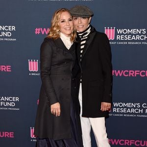 Maria Bello et sa fiancée Dominique Crenn au photocall de la soirée "Women's Cancer Research Fund" à Los Angeles, le 27 février 2020.